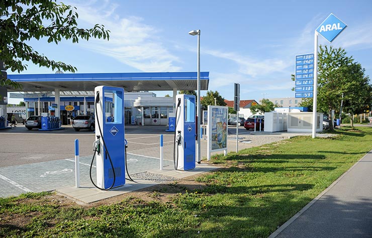 Station Aral avec bornes de recharge 350 kW