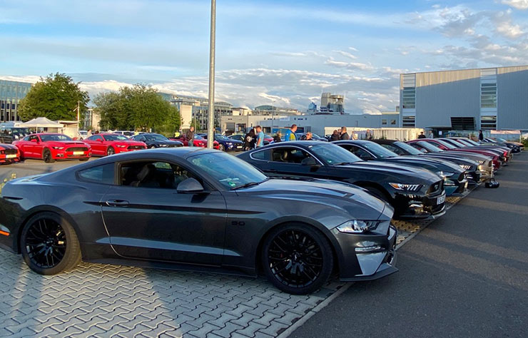 Cinéma drive-in avec des Ford Mustang