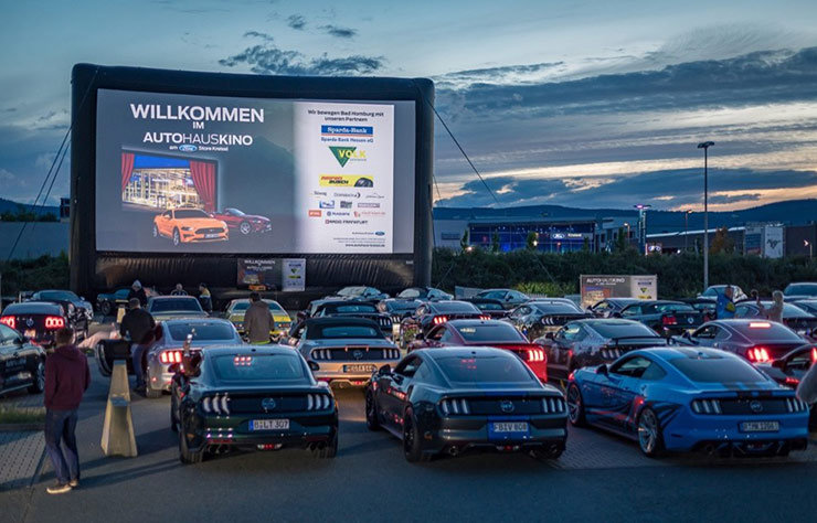 Cinéma drive-in avec des Ford Mustang