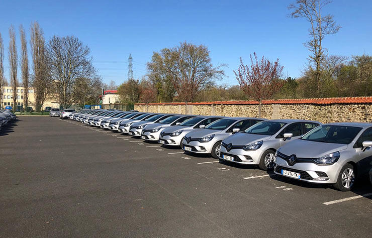 Flotte de Renault Clio donnée aux personnels soignants