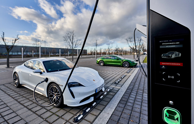Station de bornes de recharge ultra-rapides de l'usine Porsche de Leipzig