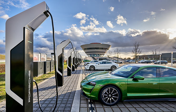 Station de bornes de recharge ultra-rapides de l'usine Porsche de Leipzig
