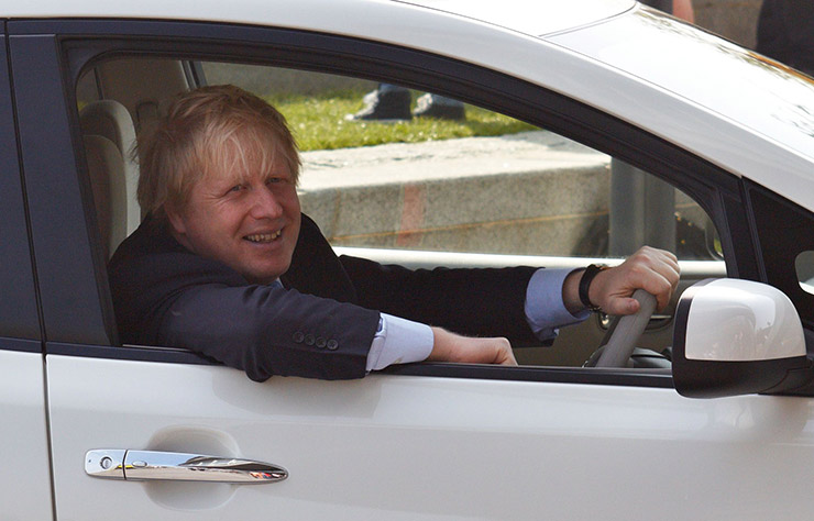 Le premier ministre Boris Johnson au volant d'une Nissan Leaf