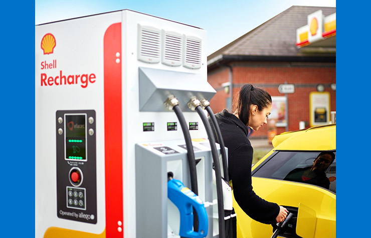 Borne de recharge 175 kW dans une station Shell