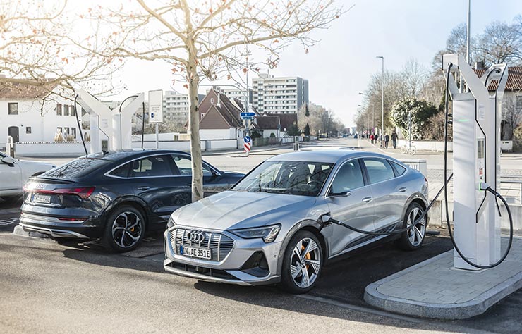 2 Audi électriques sur une borne de recharge