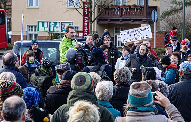 Manifestation contre Tesla en Allemagne