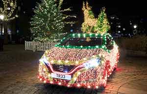 Une Nissan Leaf, le plus beau des sapins de Noël