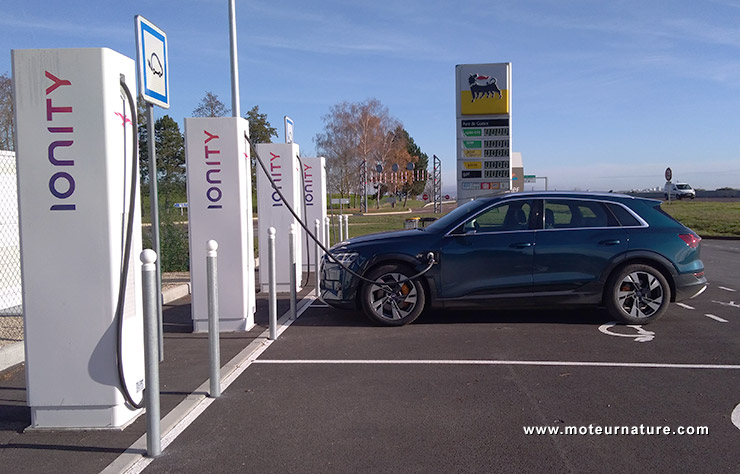 Borne de recharge Ionity à la station de Gueux