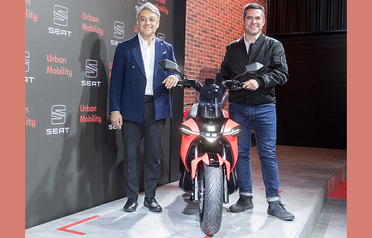 Luca De Meo présente le scooter électrique de Seat