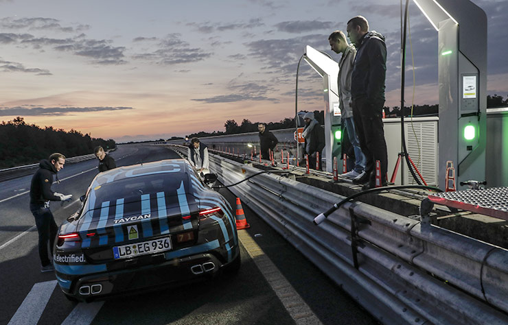 test d'endurance de la Porsche Taycan électrique sur le circuit de Nardo