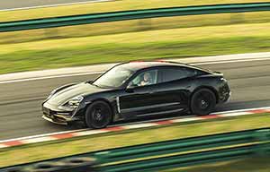 Porsche Taycan électrique, sur circuit parce que c'est dans sa nature.