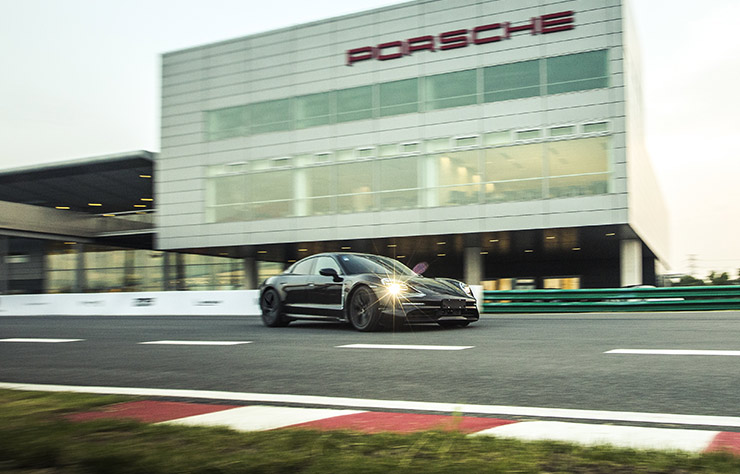 Porsche Taycan électrique sur un circuit en Chine