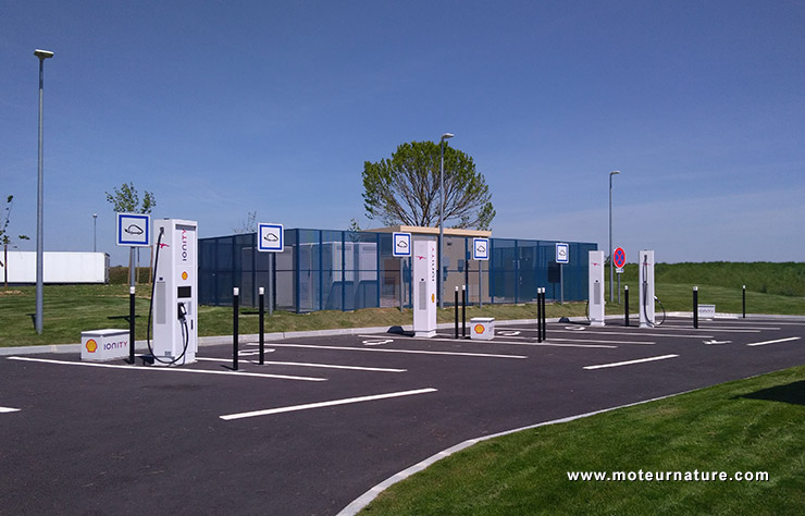 Station Ionity de bornes de recharge rapides