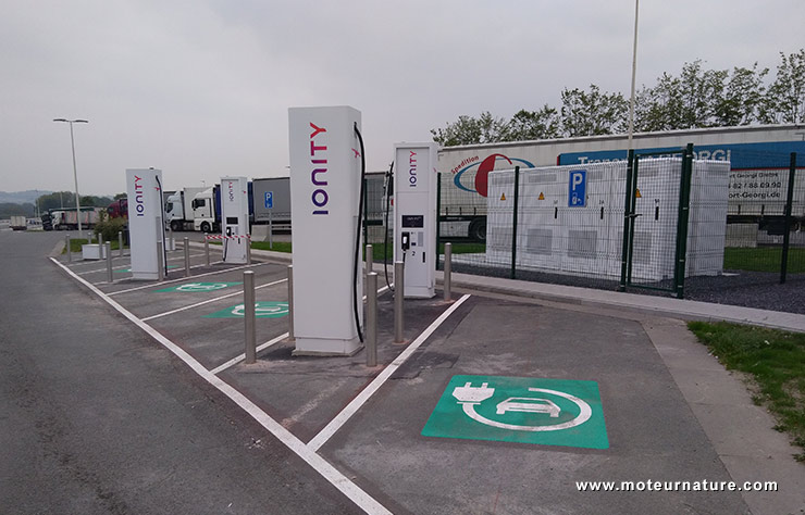 Station Ionity de bornes de recharge rapides