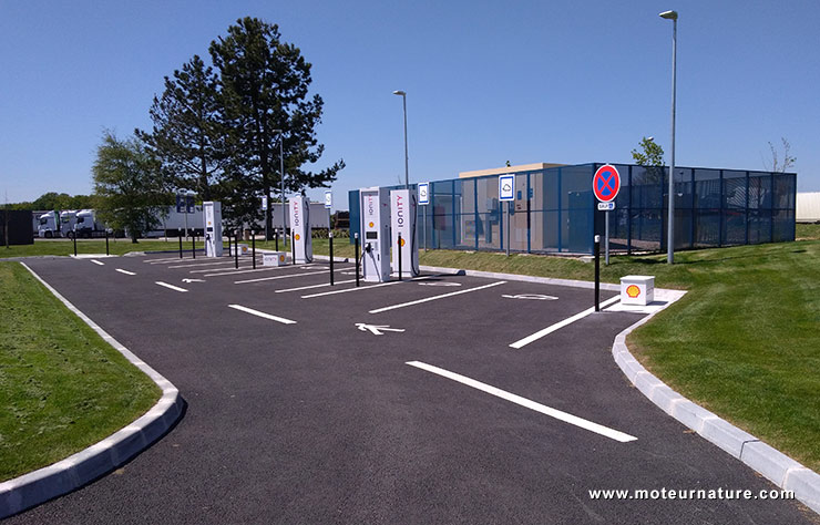 Station Ionity de bornes de recharge rapides