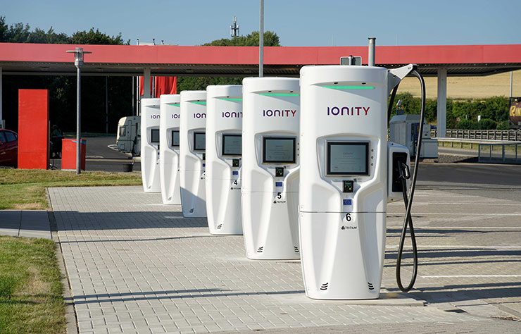 Bornes de recharge rapide, stations d'hydrogène : l'Europe en veut