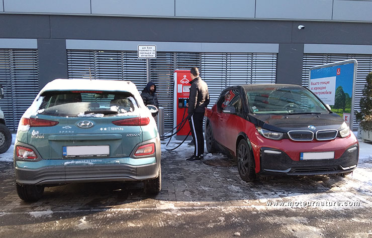 Borne de recharge rapide pour voitures électriques à Sofia, en Bulgarie