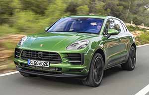 Le vieux Porsche Macan essence à côté du nouvel électrique