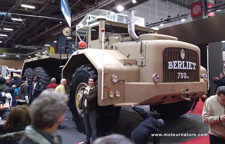 Camion géant Berliet au salon Rétromobile