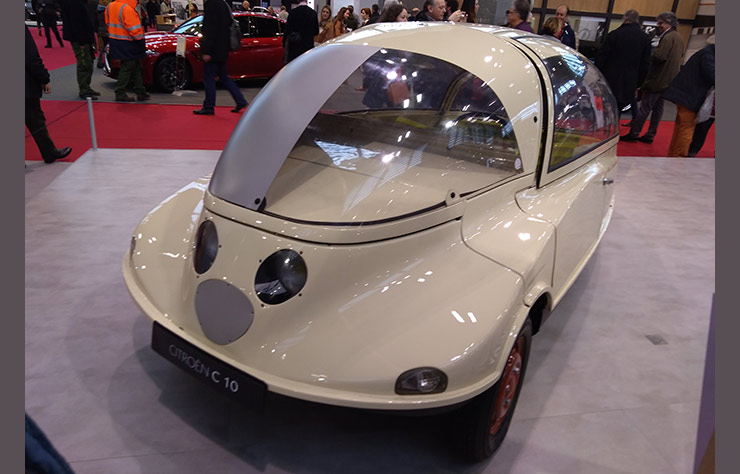 Prototype Citroën C10 de voiture aérodynamique de 1953 au salon Rétromobile