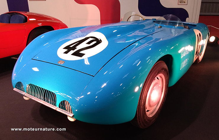 Voiture de course D.B. Tank de 1949 au salon Rétromobile