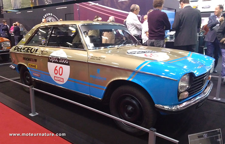 Coupé Peugeot 204 de 1967 au salon Rétromobile