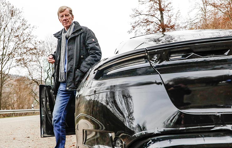 Walter Rohrl conduit la Porsche Taycan électrique