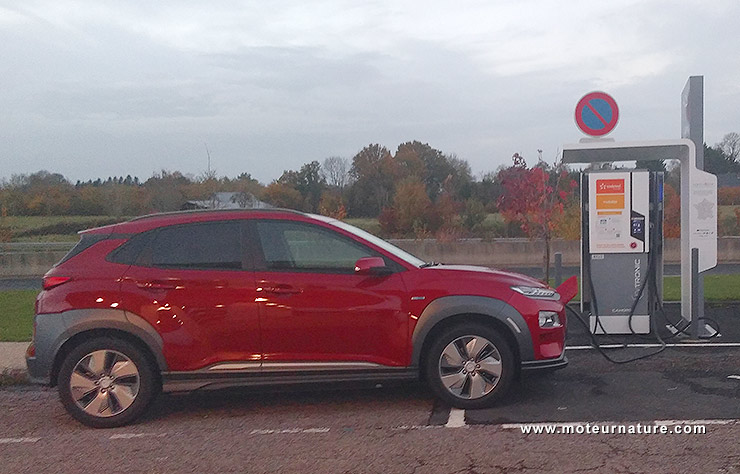 Borne de recharge rapide Corri-Door sur l'autoroute