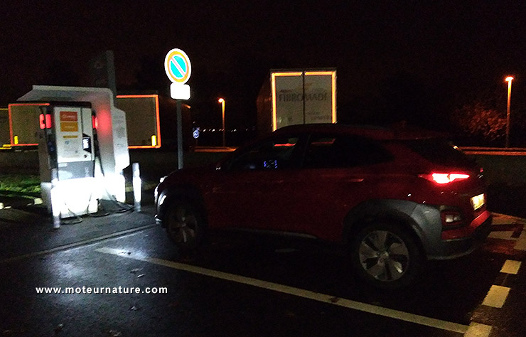 Borne de recharge rapide Corri-Door sur l'autoroute