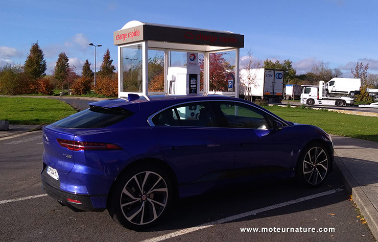 Borne de recharge rapide Corri-Door sur l'autoroute