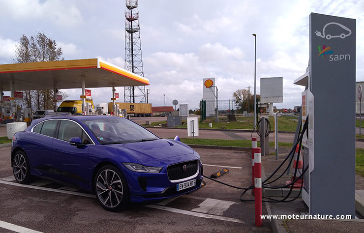 Borne de recharge rapide Corri-Door sur l'autoroute