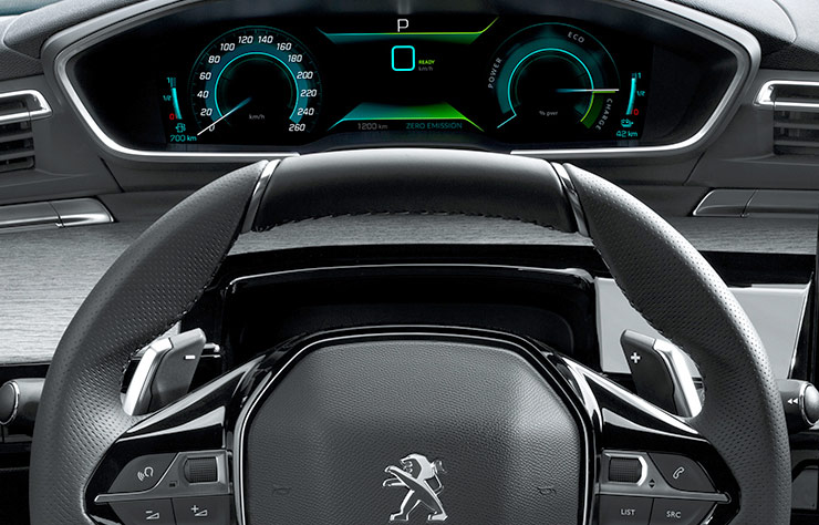 Tableau de bord d'une Peugeot 508 Hybrid4 PHEV