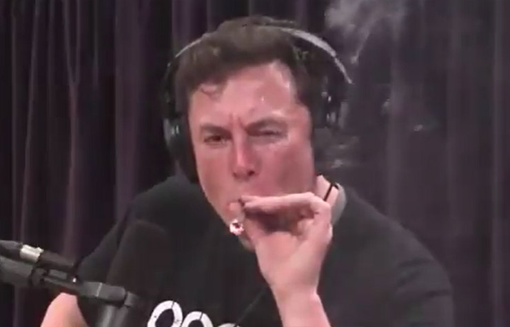 Elon Musk fume un joint