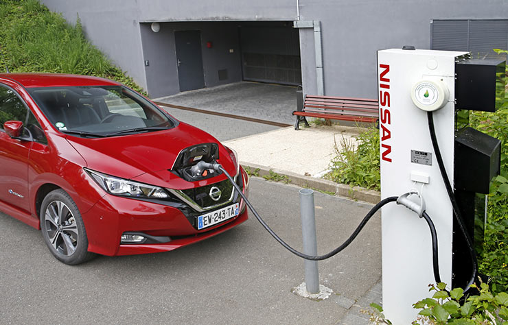 Nissan Leaf électrique à une borne de recharge Nissan