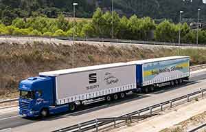 Sobre mais monstrueux, le Scania Duo Trailer pour Seat