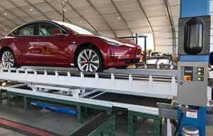 Des Tesla Model 3 construites sous une tente