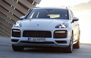 Le Porsche Cayenne E-Hybrid progresse en tout