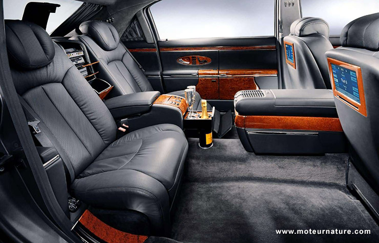 Maybach 62 de 2003 avec une bouteille de Champagne