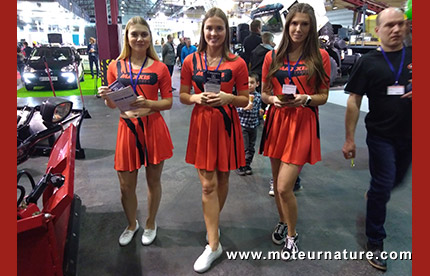 Hotesses au salon de l'auto de Riga