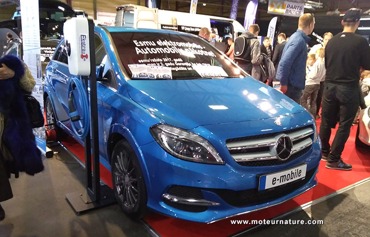 Mercedes classe B électrique au salon de l'auto de Riga