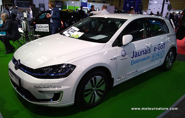 Volkswagen eGolf au salon de l'auto de Riga