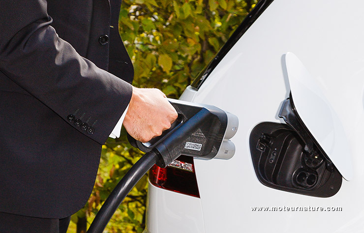 voiture électrique branchée