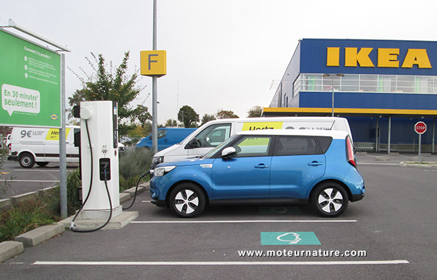 Kia Soul EV en charge au magasin IKEA de Thillois