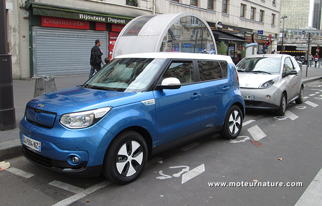 Kia Soul EV devant les bornes Autolib du boulevard Diderot