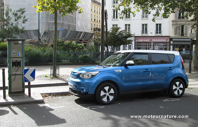 Kia Soul EV devant une borne de recharge avenue Daumesnil