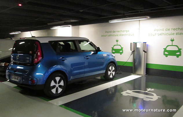 Kia Soul EV devant les bornes du parking du forum des Halles