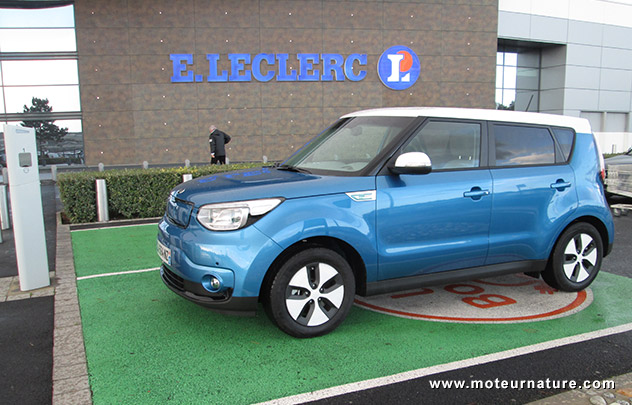 Kia Soul EV devant la borne du magasin Leclerc de Saint Brice