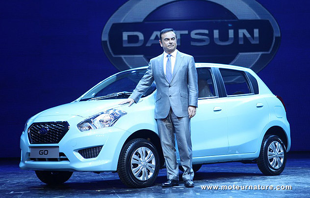 Carlos Ghosn devant la Datsun Go