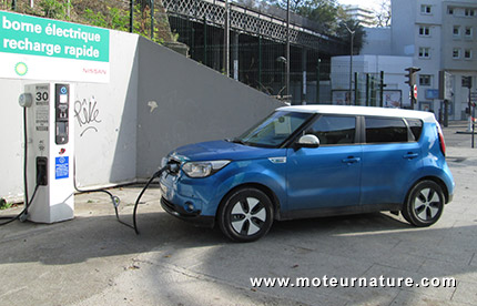 Kia Soul EV à la station de charge rapide BP