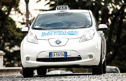Taxi Nissan Leaf avec recharge solaire mobile à Rome